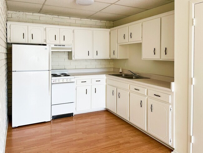 Building Photo - Ponderosa Apartments