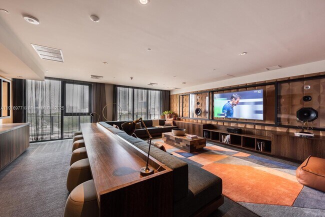 Building Photo - 121 NE 34th St