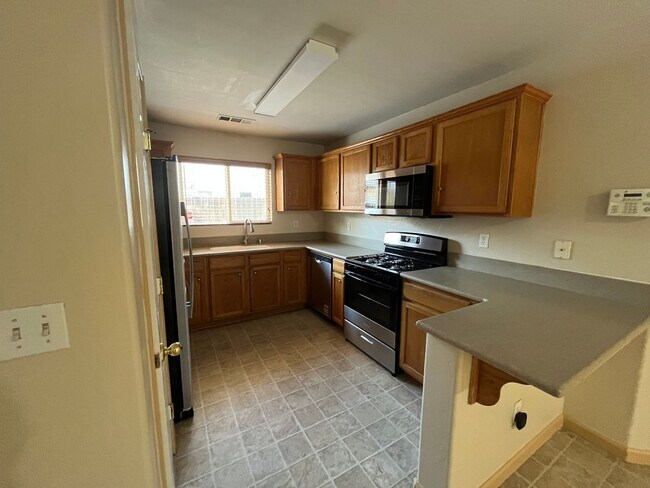 Building Photo - Charming home for rent in Visalia *RENT REDUCED*
