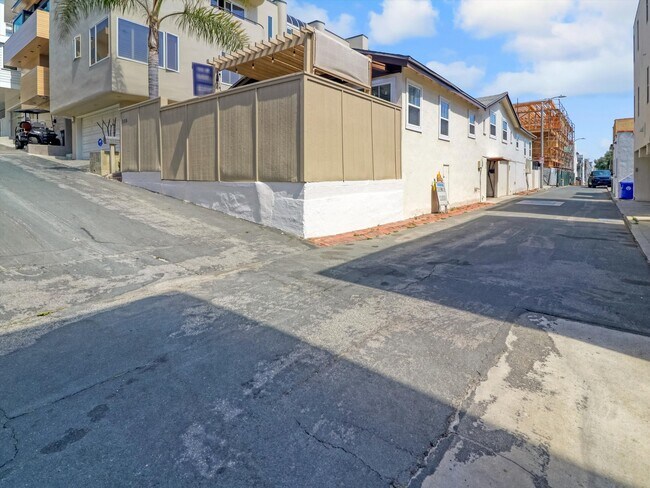 Building Photo - 218 25th Pl