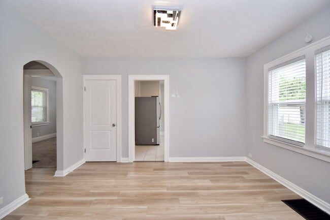 Building Photo - 1701 Sundale Ave