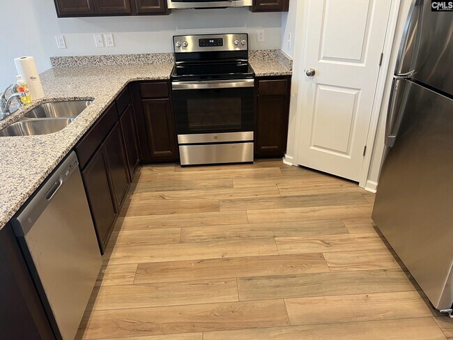 Building Photo - 909 Desert Ln