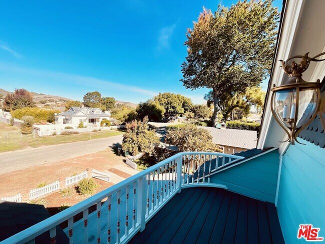 Building Photo - 370 Main St