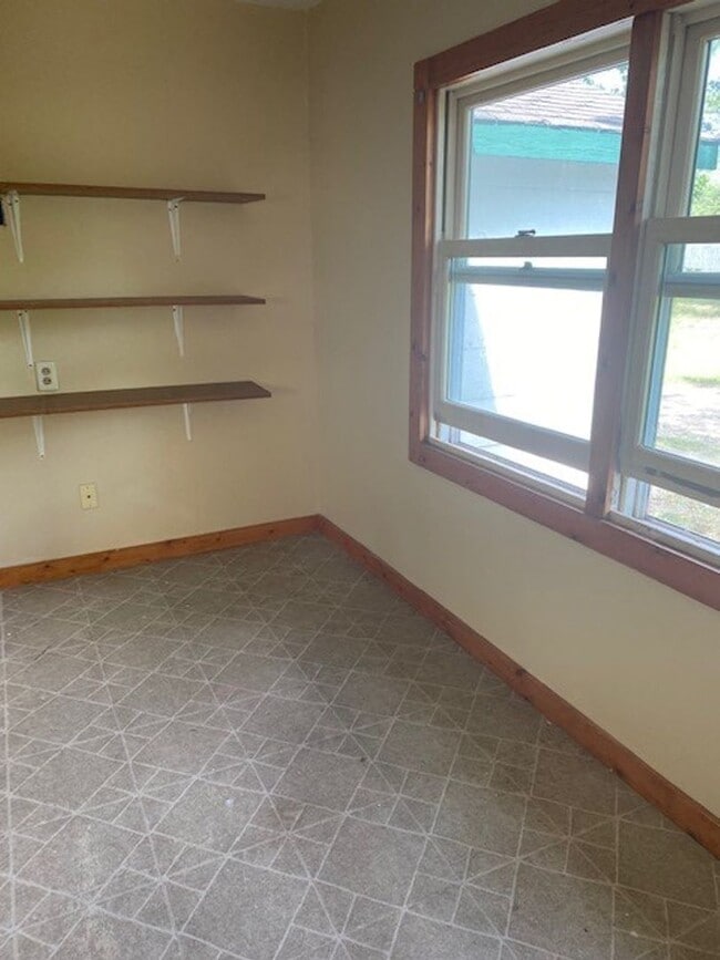 Building Photo - 3 Bedroom 1 Bathroom Single Family Home in...