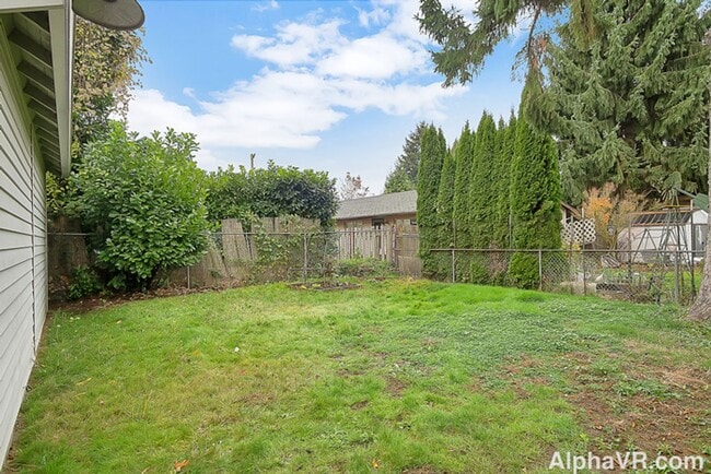 Building Photo - Stunning Main Floor Duplex in the Heart of...