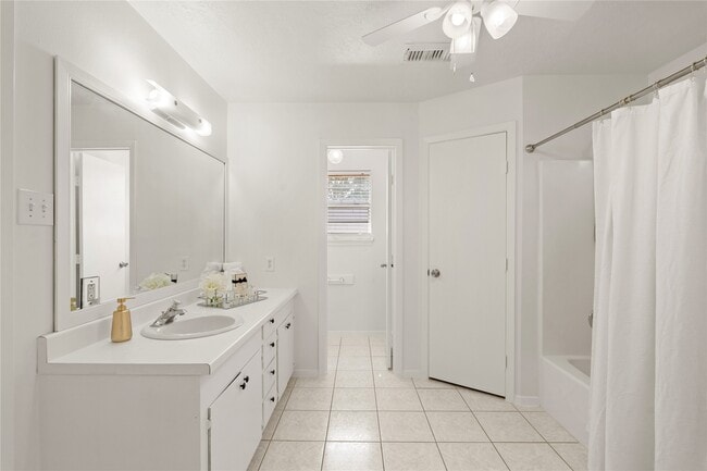 Building Photo - 2213 Baylor Dr