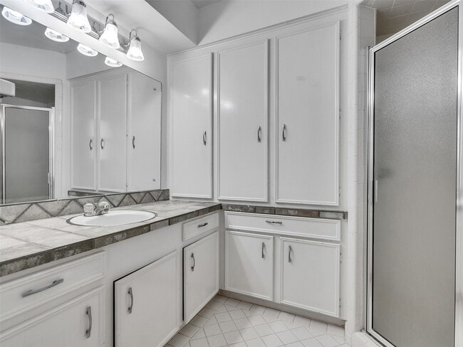 Building Photo - 418 Oakhill Dr