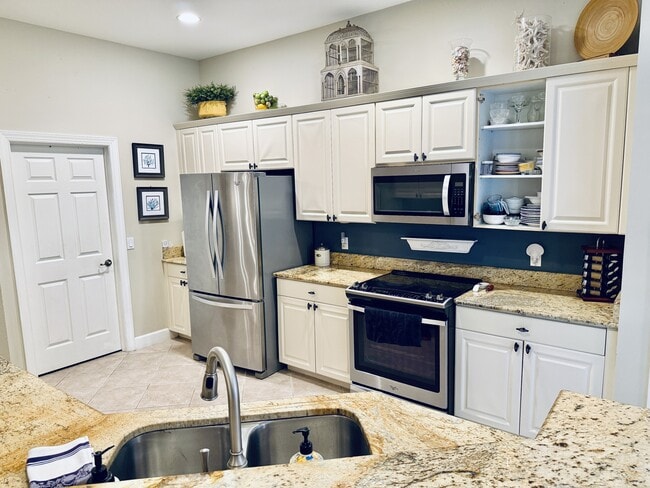 Building Photo - 16156 Parque Ln