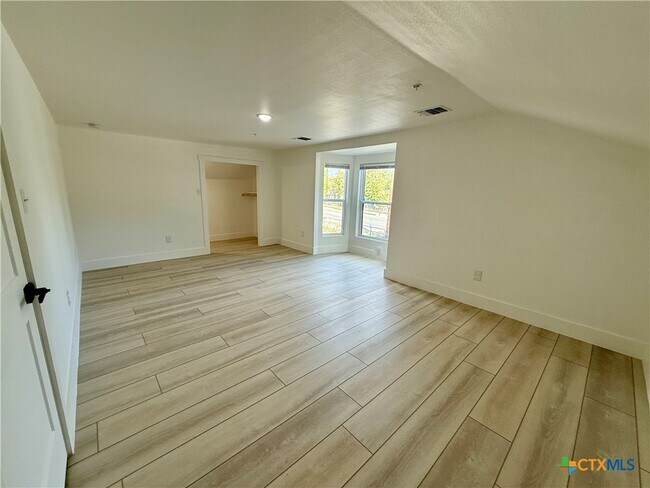 Building Photo - 2204 W San Antonio St