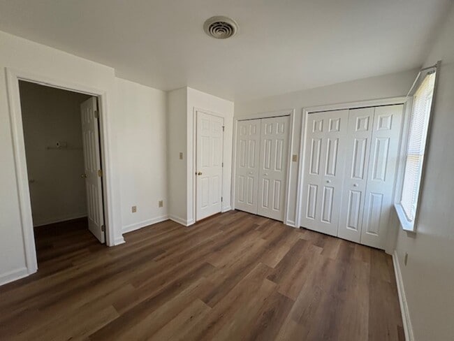Building Photo - Single Level Half Duplex w/ Garage