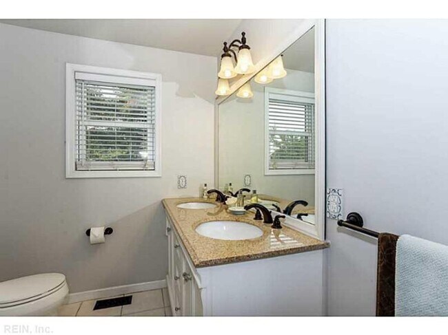 Building Photo - LARCHMONT