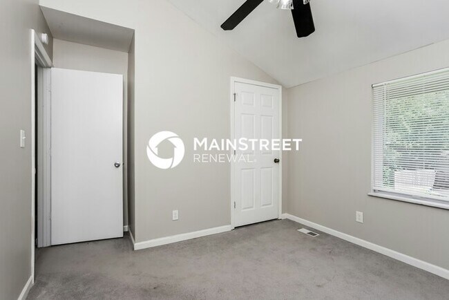 Building Photo - 4 Bedroom Pet-Friendly Home in Ballwin, MO...