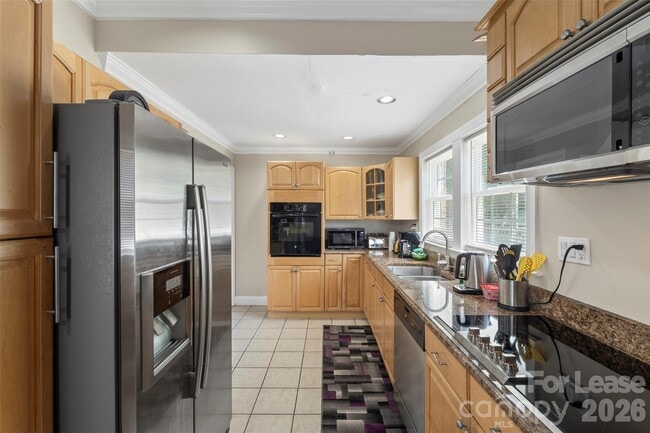 Building Photo - 703 S Summit Ave