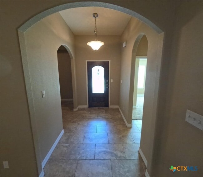Building Photo - 2902 Lenora Dr