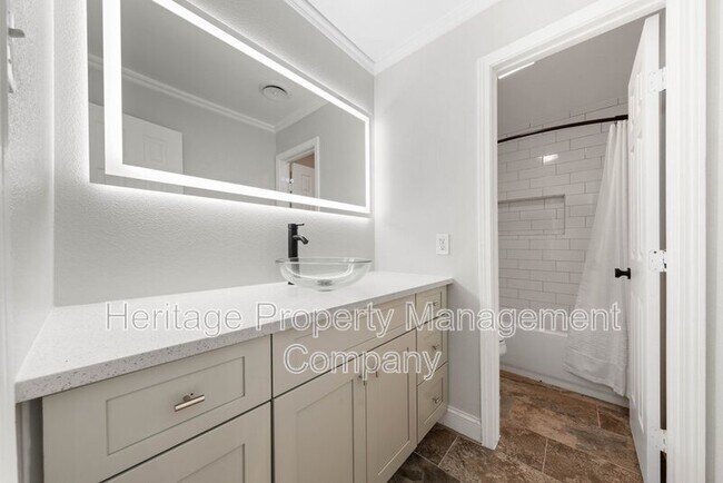 Building Photo - 640 Crest Ln
