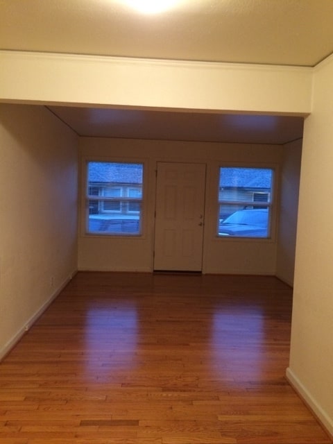 Building Photo - 4-plex Cottage 700 sf- Hardwoods-Granite-D...