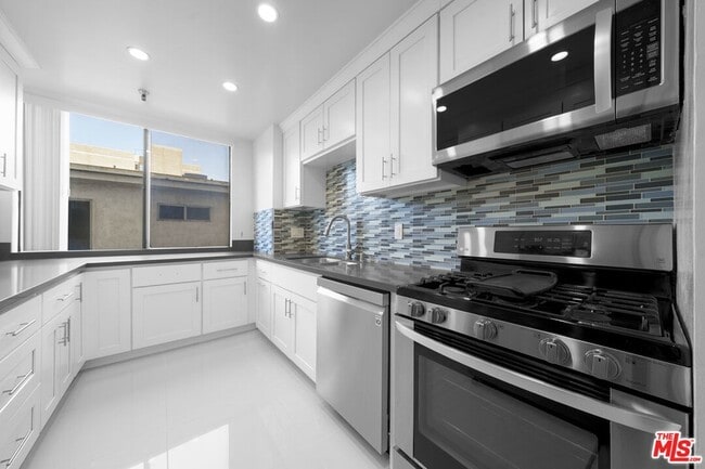 Building Photo - 1601 N Fuller Ave