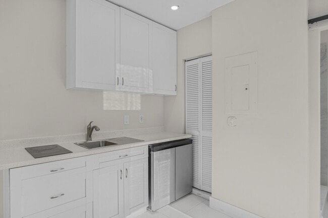 Building Photo - 724 NE 2nd St