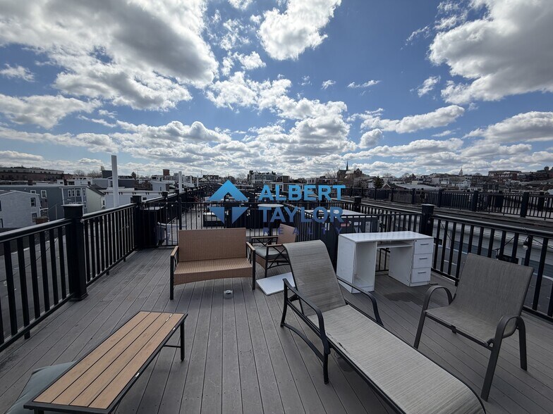 Building Photo - 632 E 2nd St