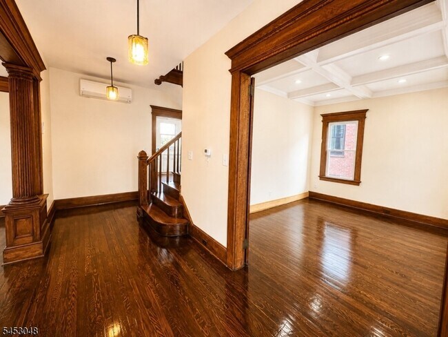 Building Photo - 2 Cloverhill Pl