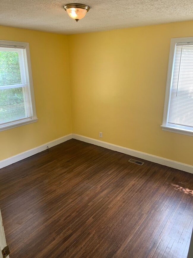 Building Photo - The Cutest Cottage in Inglewood!   2 Bedro...