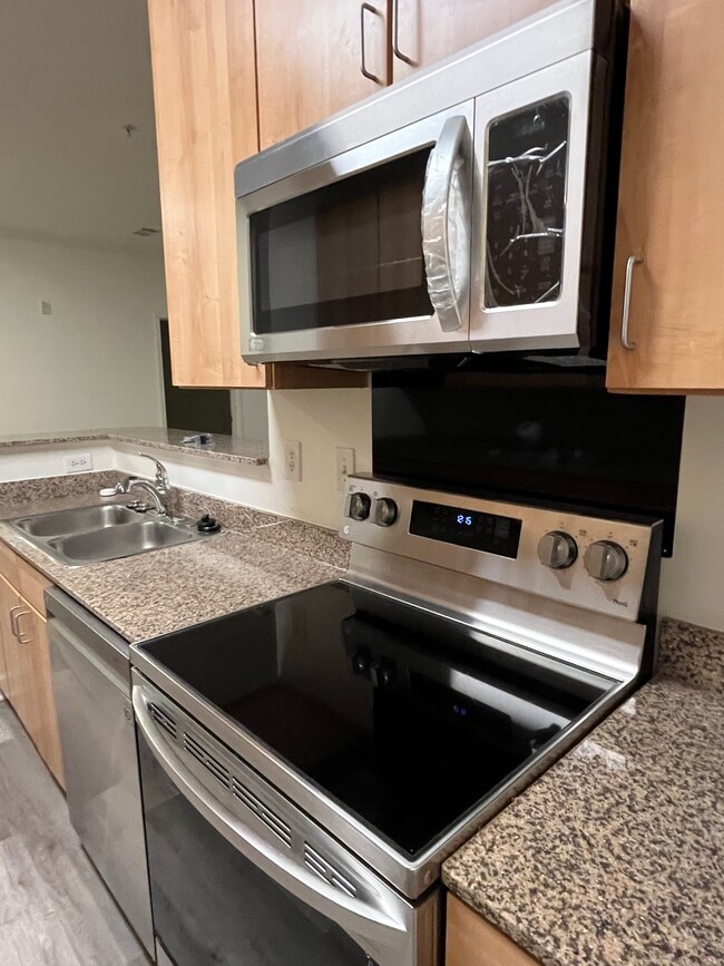 Upgraded & New Kitchen Appliances - 2000 Olde Eastwood Village Blvd