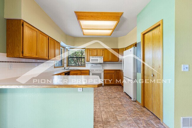 Building Photo - Spacious Home with Central AC and Gas Fireplace