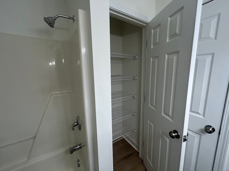 Building Photo - 151 Whispering Glen Cir