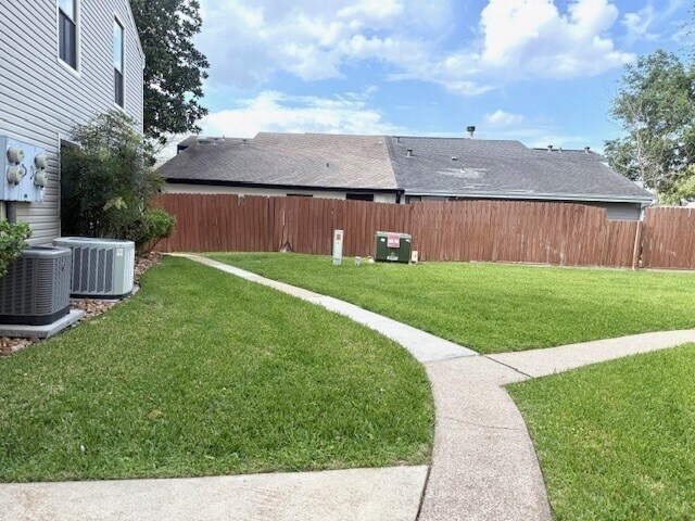 Building Photo - 178 April Point Dr N