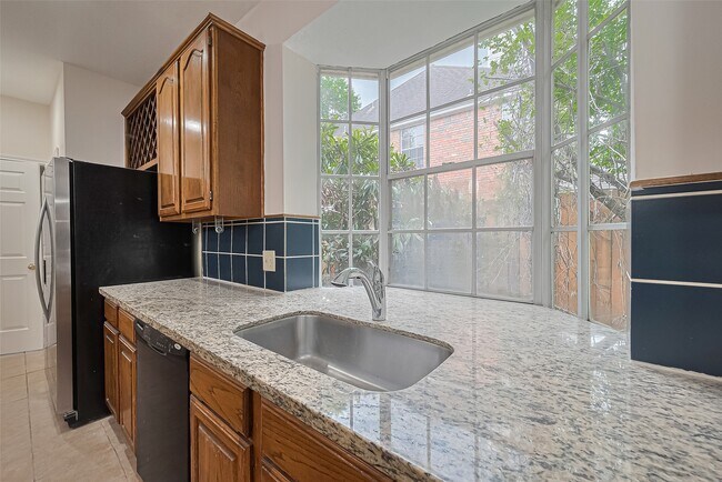 Building Photo - 1327 W Forest Dr