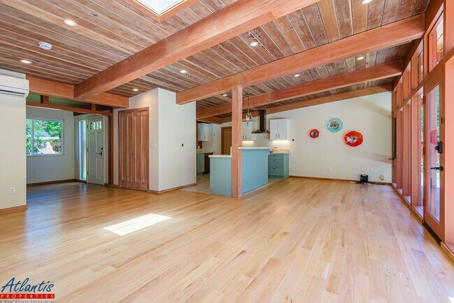 Building Photo - Stunning Home | Remodeled | Desirable Loca...