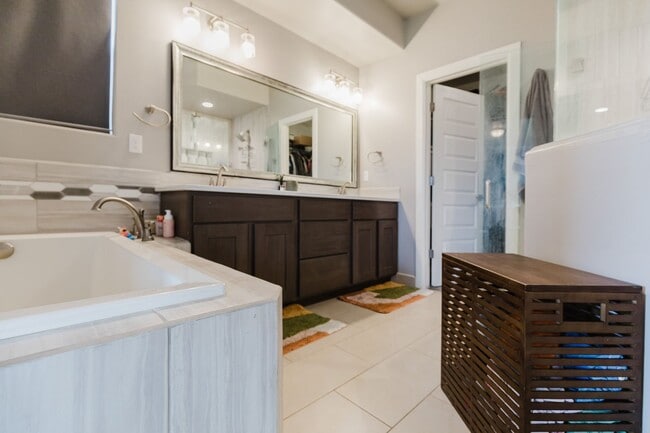 Building Photo - Modern 5 Bedroom Home with Solar Panels - MOVE IN SPECIAL: FIRST MONTH FREE!