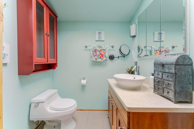 Building Photo - Amazing Custom Home