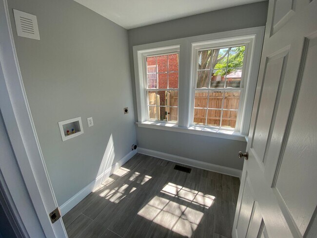 Building Photo - Updated 4 Bedroom Home Convenient to Carytown, Byrd Park And More. Available In July