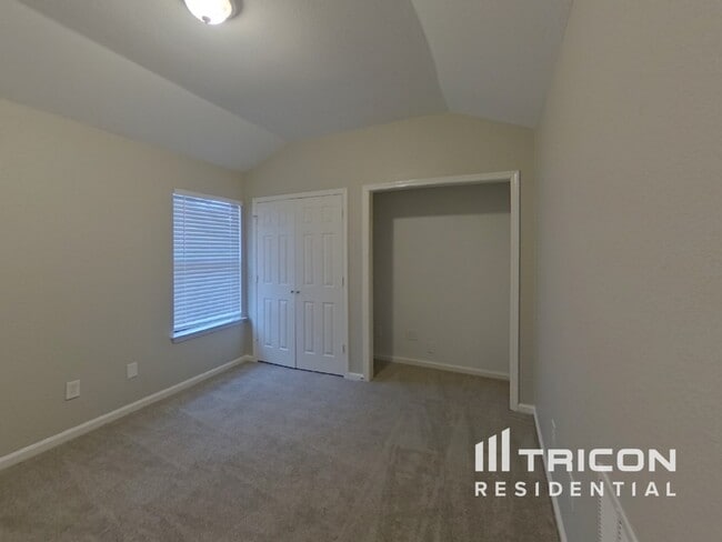 Building Photo - 3000 Everest Dr
