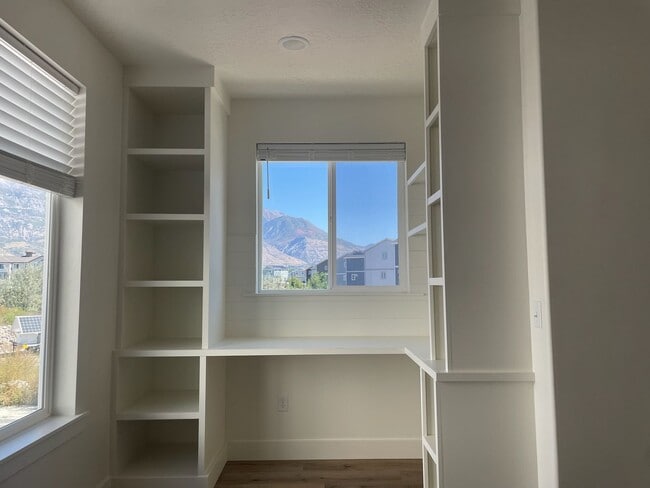 Building Photo - Beautiful Townhome 4 bd & 3.5 bath in American Fork