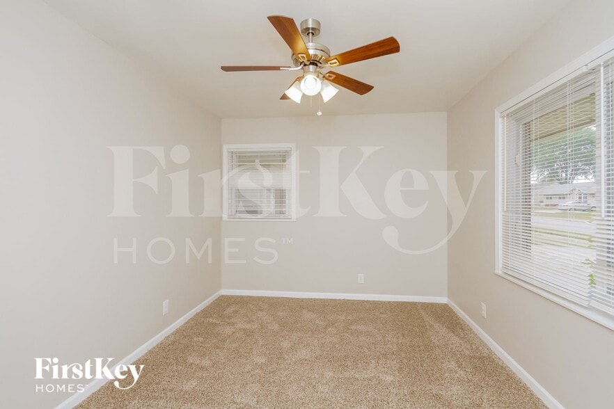 Building Photo - 823 Oriole Dr
