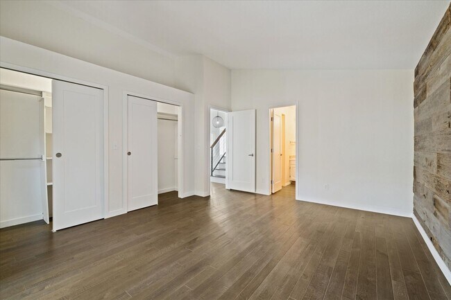 Building Photo - Amazing 4 bedroom, 3 bath home right by St...