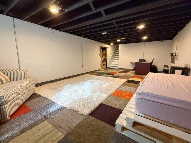 Building Photo - 3084 Sawyer Dr