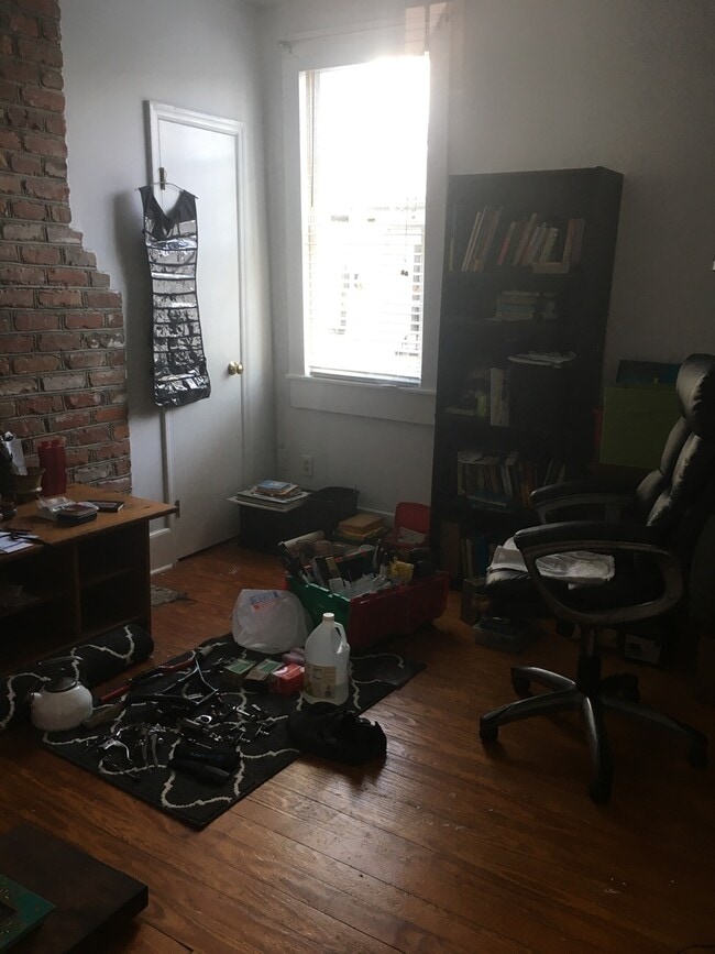 Building Photo - 3 Bedroom - 2 Bath - Great Location