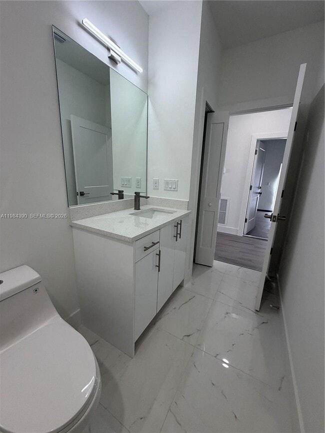 Building Photo - 723 Ivan Ave S