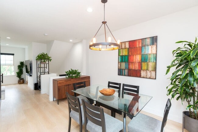 Building Photo - 3 Bedroom Townhome in the Escala Community of Mission Valley