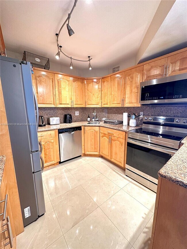 Building Photo - 300 Bayview Dr