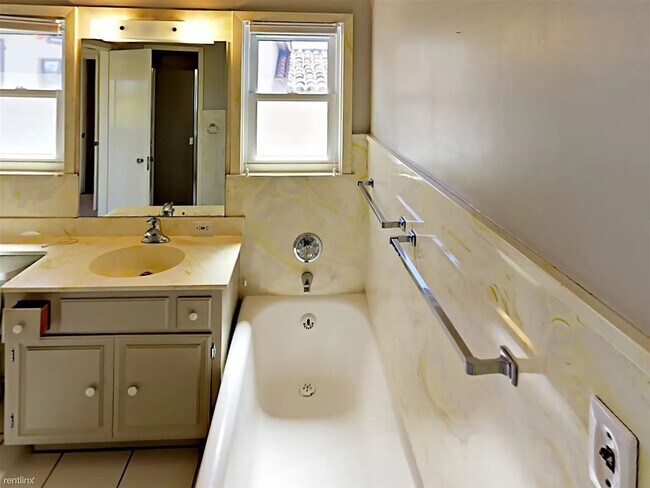 Building Photo - Elegant, spacious home in San Mateo