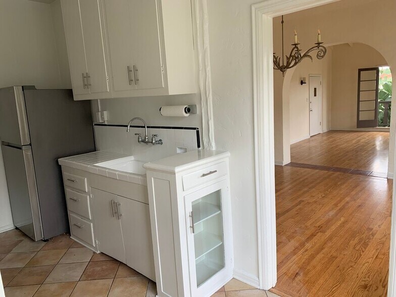 Building Photo - 320 N Genesee Ave