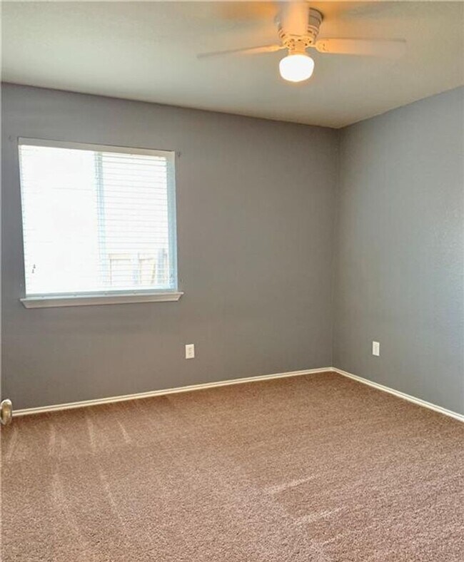 Building Photo - CUTE 4-bedroom 2-bathroom house HOUSING ACCEPTED!