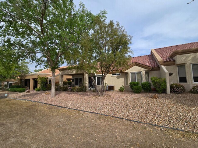 Building Photo - Fully Furnished single story 2 bed 2 bath ...