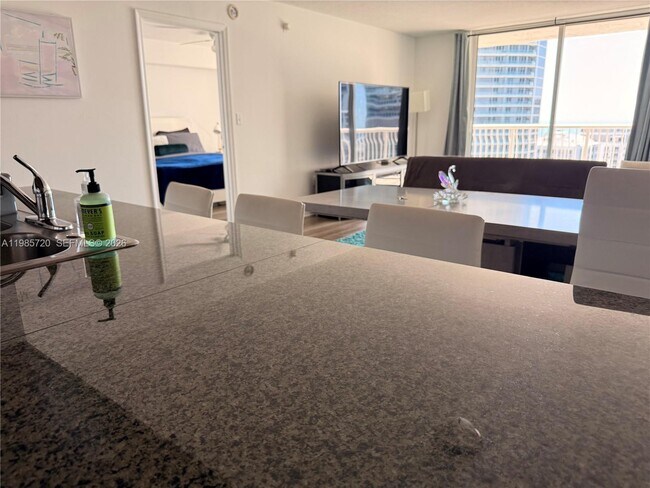 Building Photo - 1200 Brickell Bay Dr