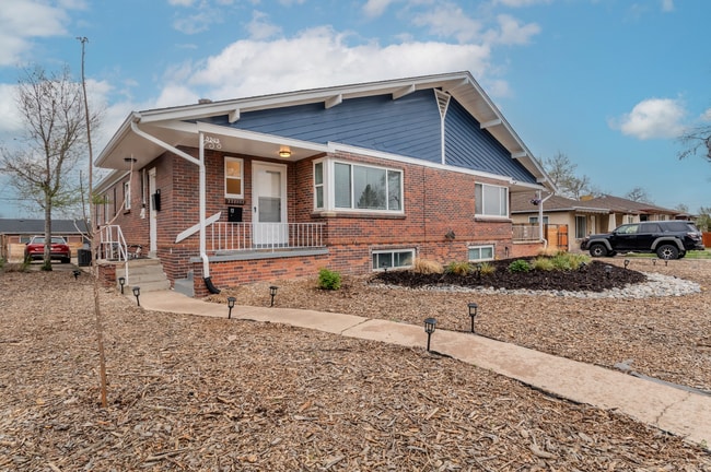 Building Photo - Spacious Updated Unit of Quadplex Available in Park Hill
