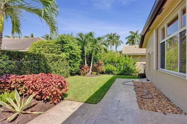 Building Photo - 2553 Jardin Manor